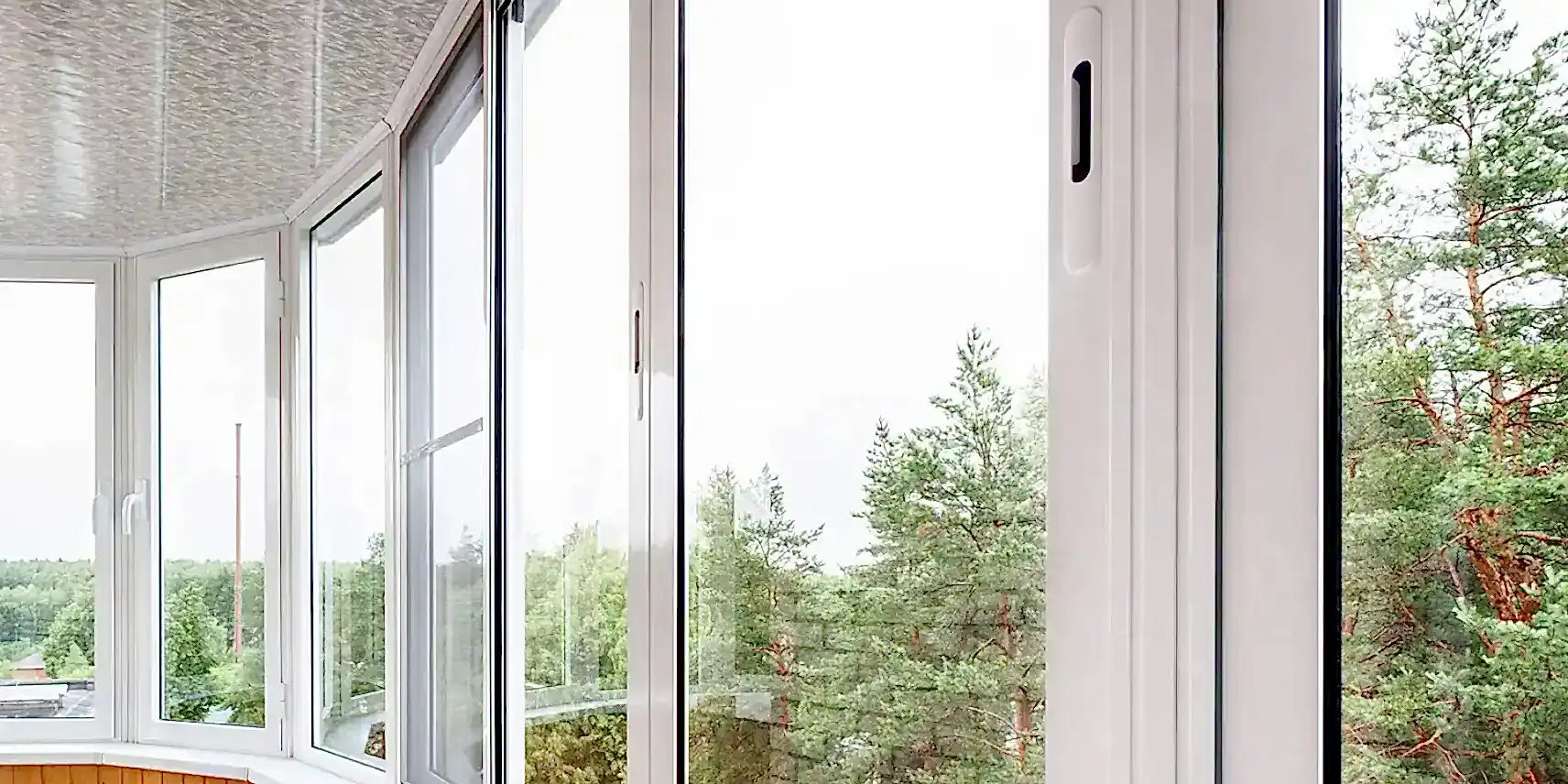 Широкая лоджия с алюминиевыми окнами