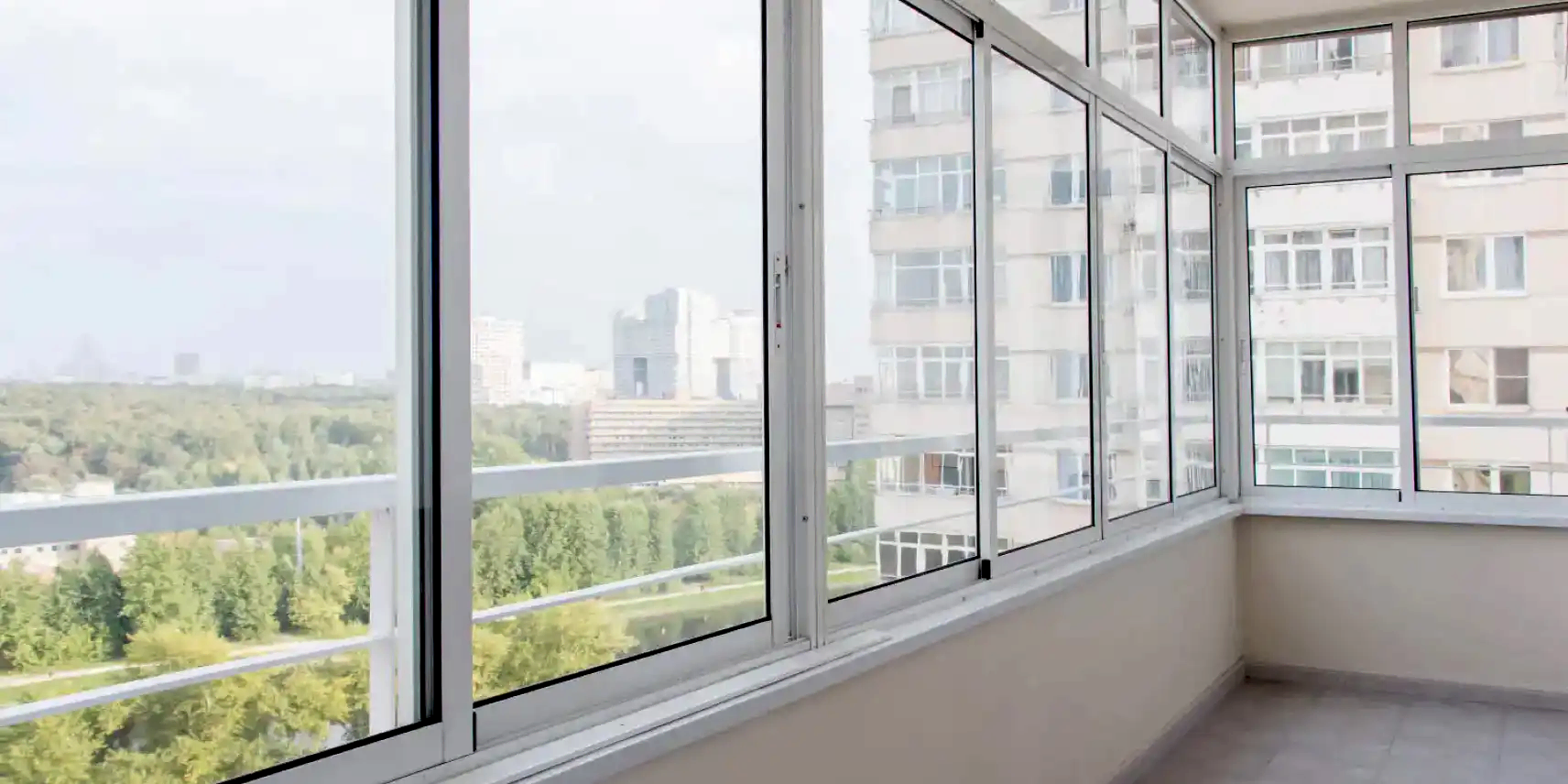 Широкая лоджия-веранда с алюминиевым остеклением