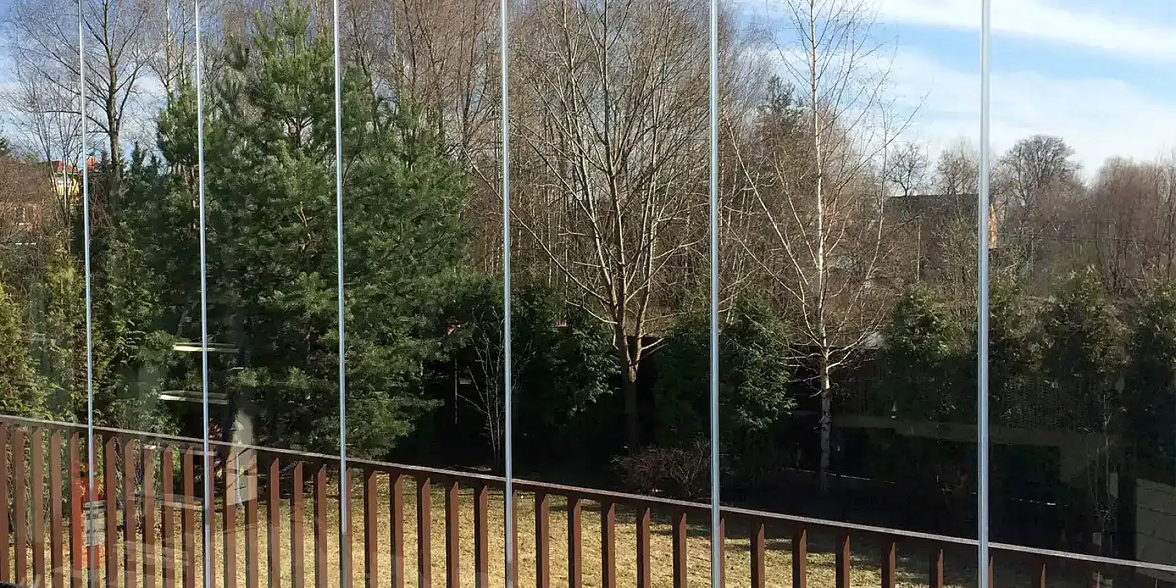 Терраса с безрамными панорамными окнами