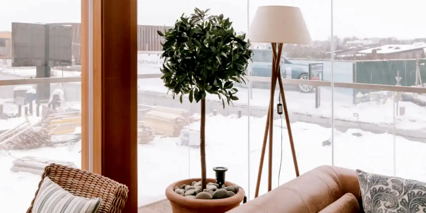 Терраса загородного дома с панорамным остеклением