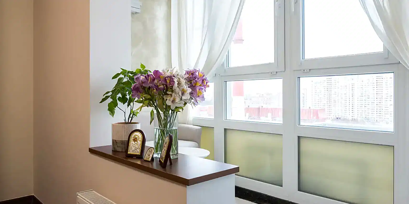 Лоджия с французскими окнами, объединенная с комнатой