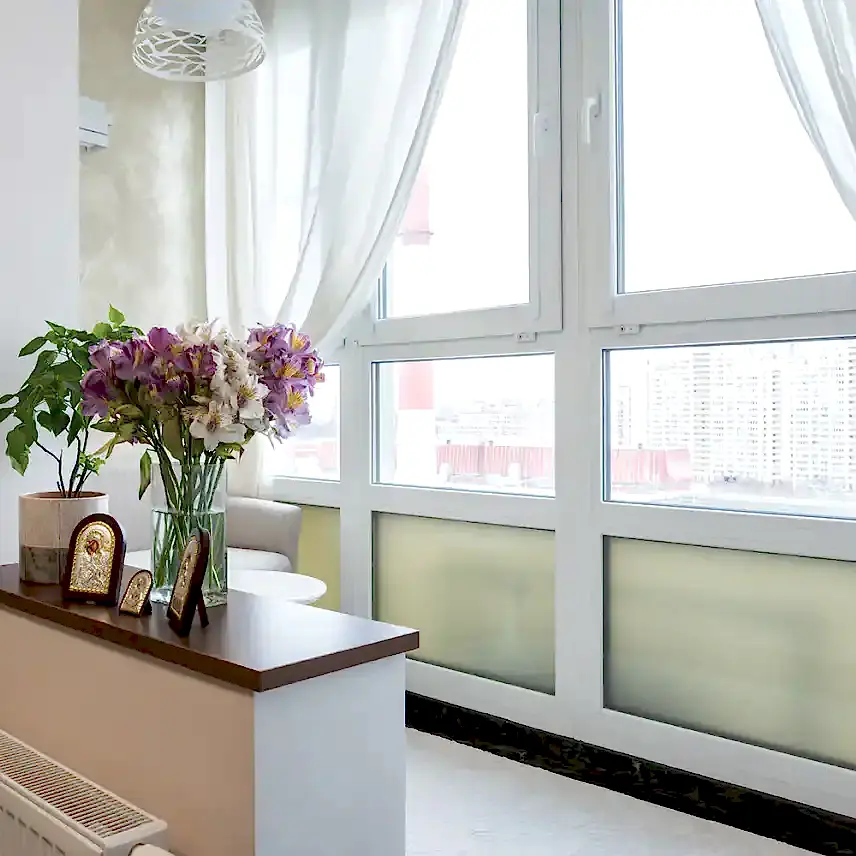 Лоджия с французскими окнами, объединенная с комнатой