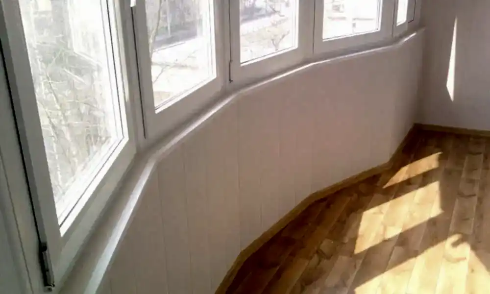 Теплое остекление и отделка лоджии-каблук