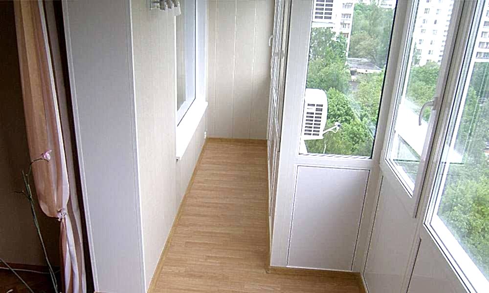 Совмещение комнаты с балконом, остекление и отделка