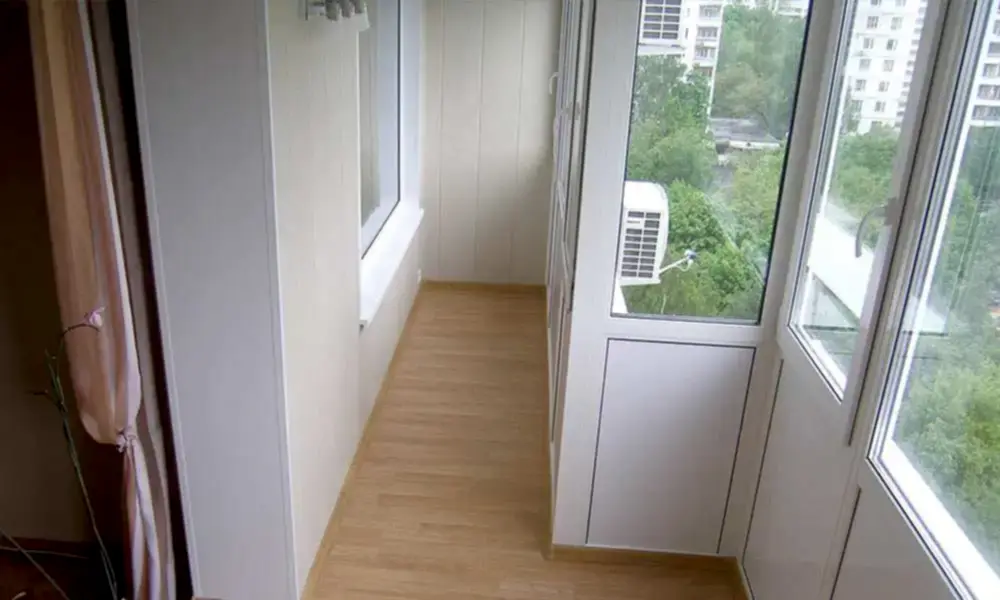 Совмещение комнаты с балконом, остекление и отделка