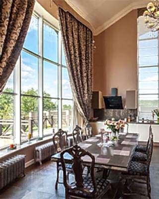 Разбираемся, как совместить панорамные окна и кухню