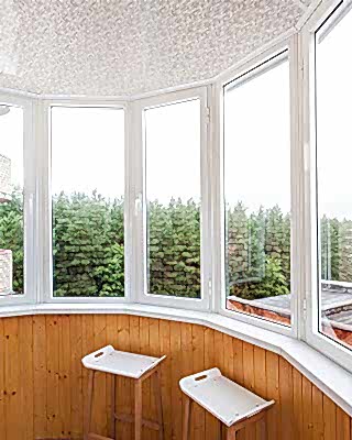 Эркерный балкон: особенности остекления