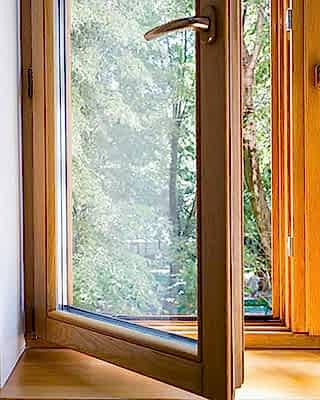 Какой цвет деревянных окон выбрать: оставить натуральный или изменить?